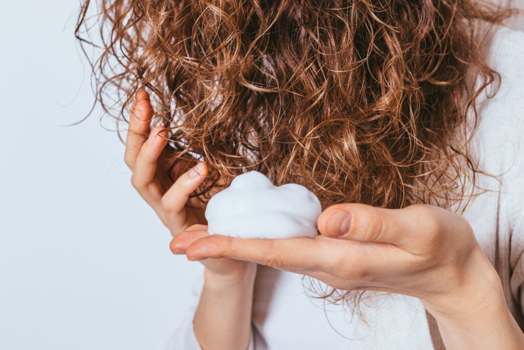 Presume tu cabello rizado con un nuevo corte en capas.