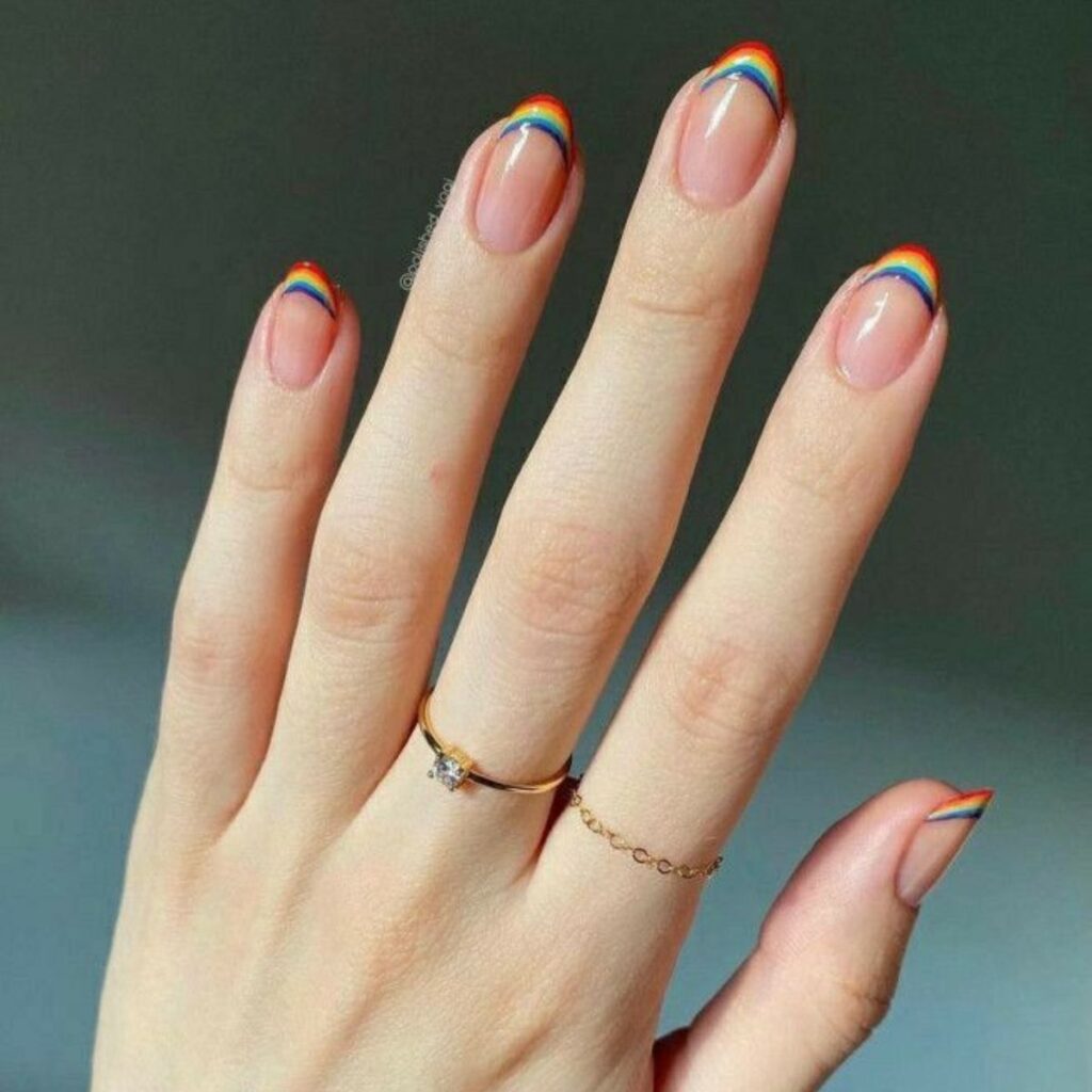 manicura con diseños de arcoíris para dar un toque de color