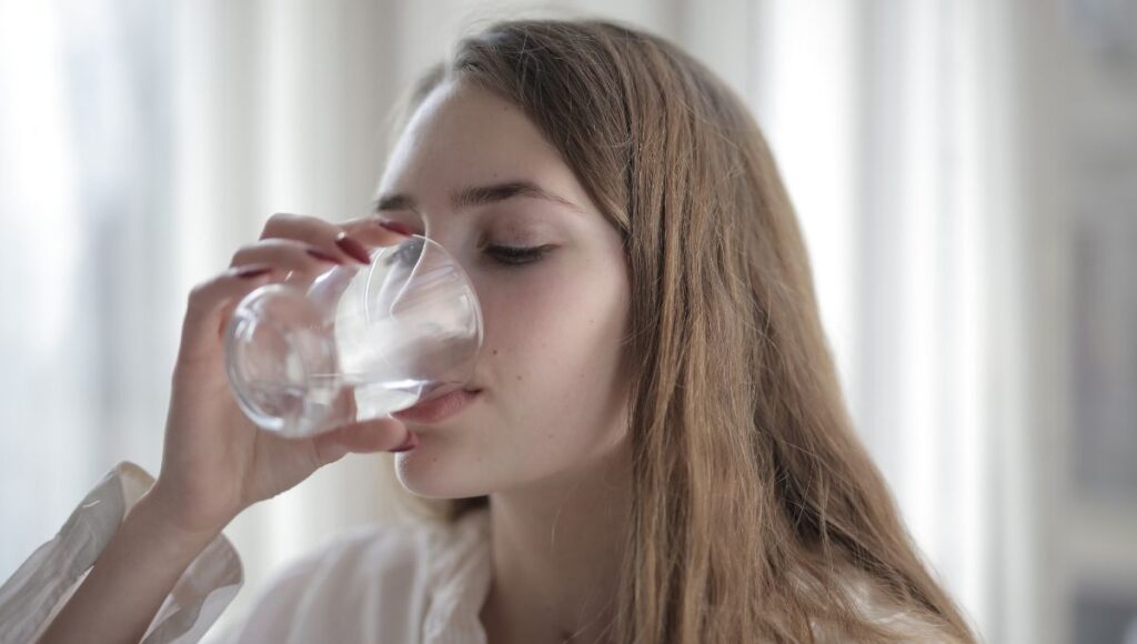 ¿Qué tan cierto es que tomar agua fría te sube de peso?