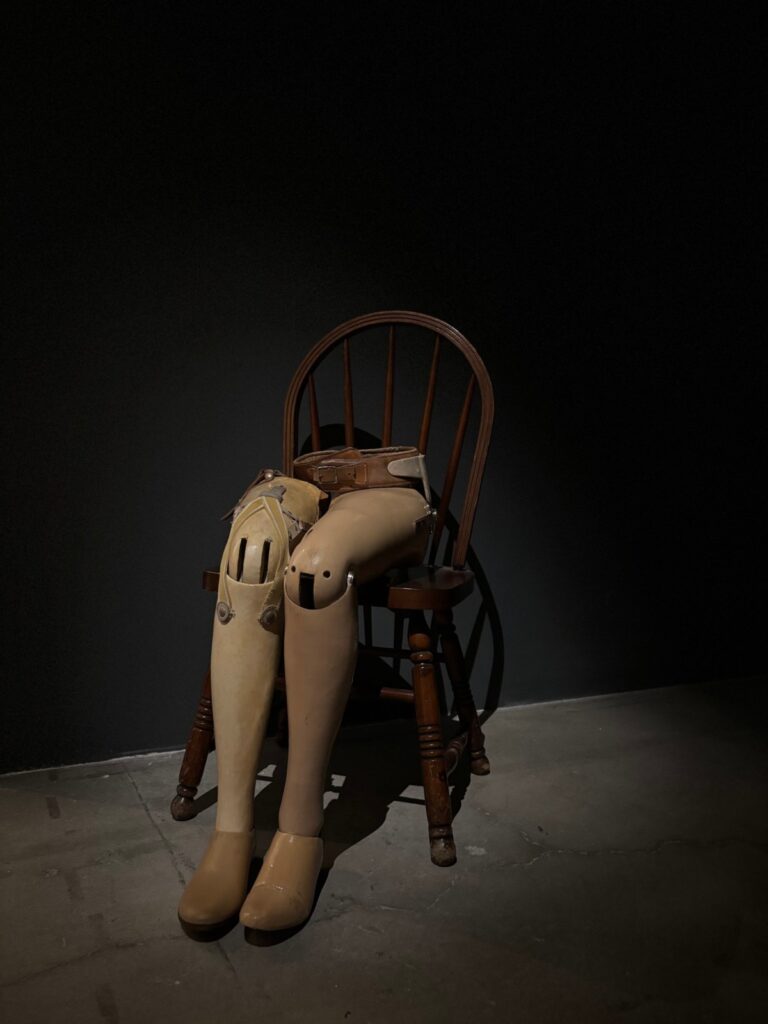 de qué es la exposición de Un descenso al paraíso de Kader Attia en el MUAC