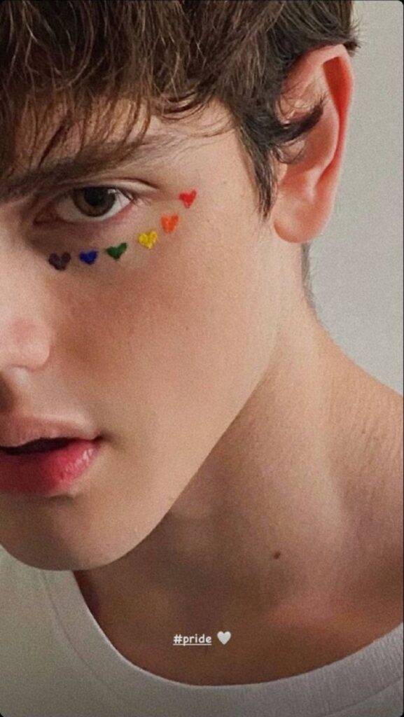 maquillaje para la Marcha LGBT+ corazones