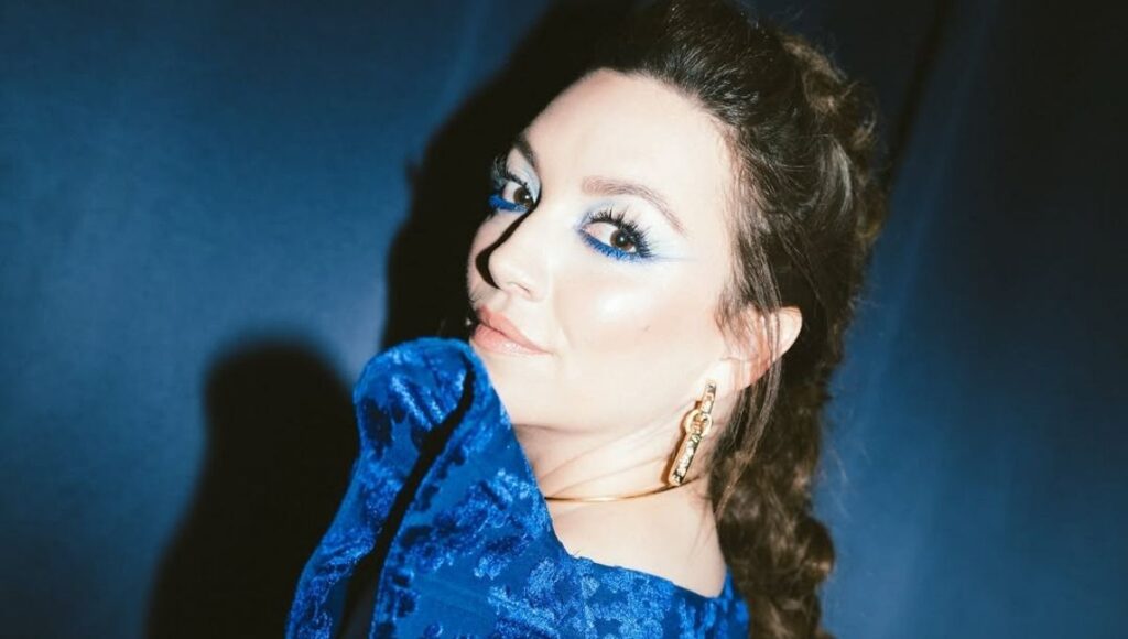 delineado azul de Regina Blandón