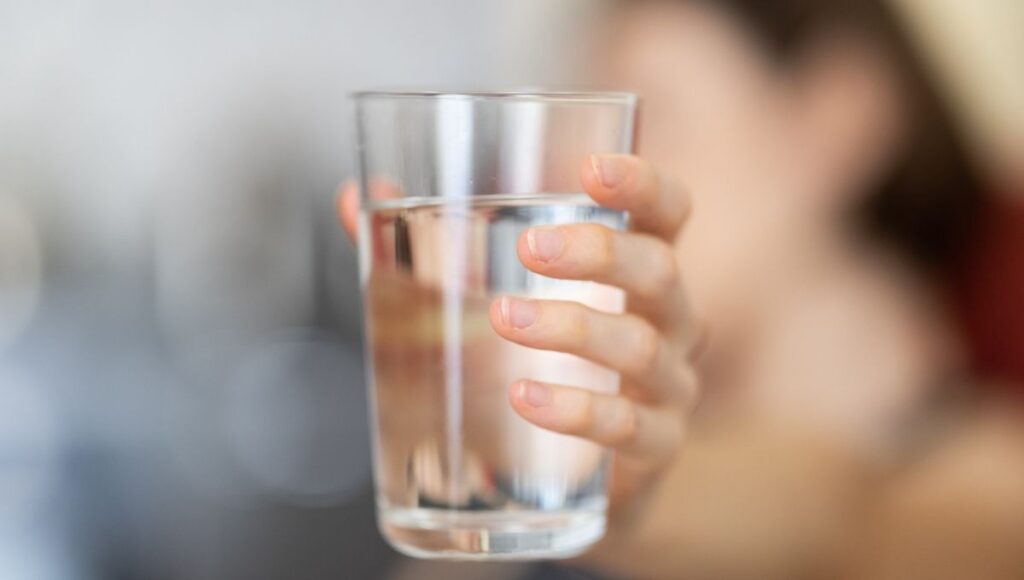¿Tomar agua fría engorda?