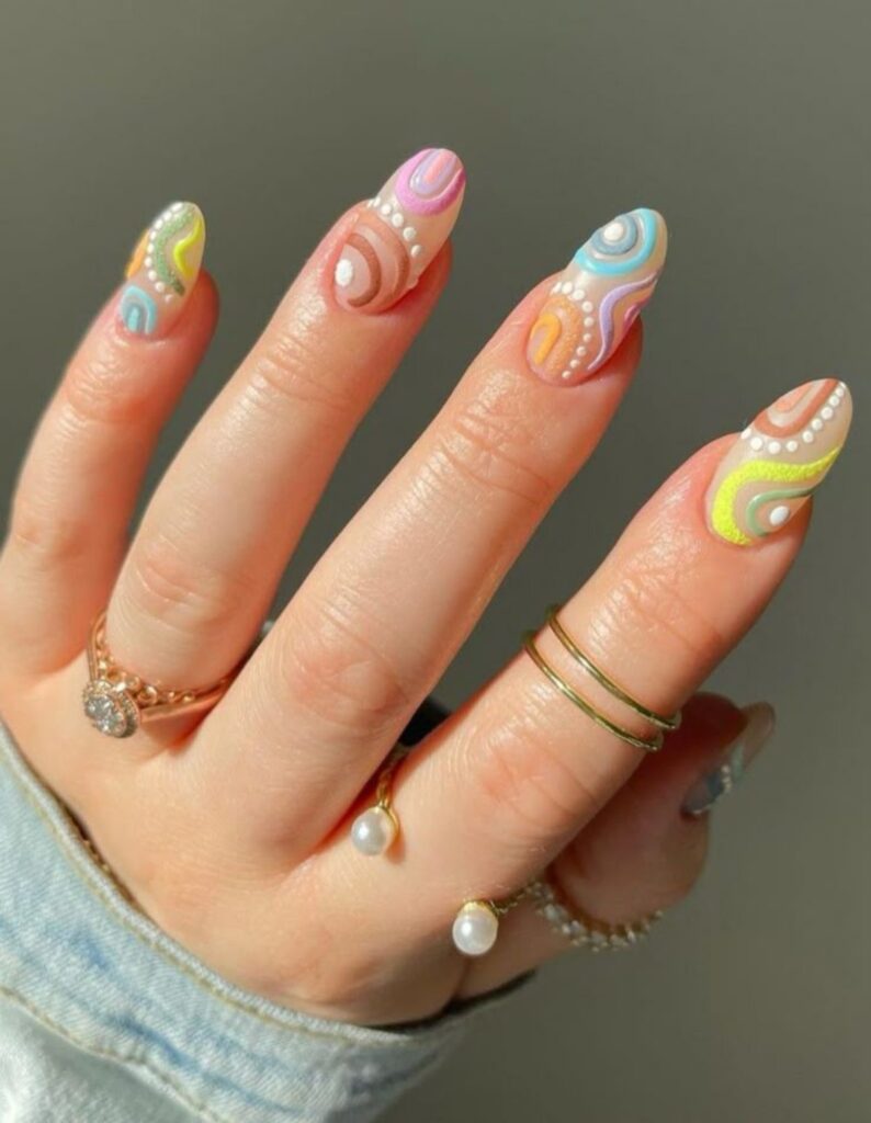 Uñas coloridas de temporada