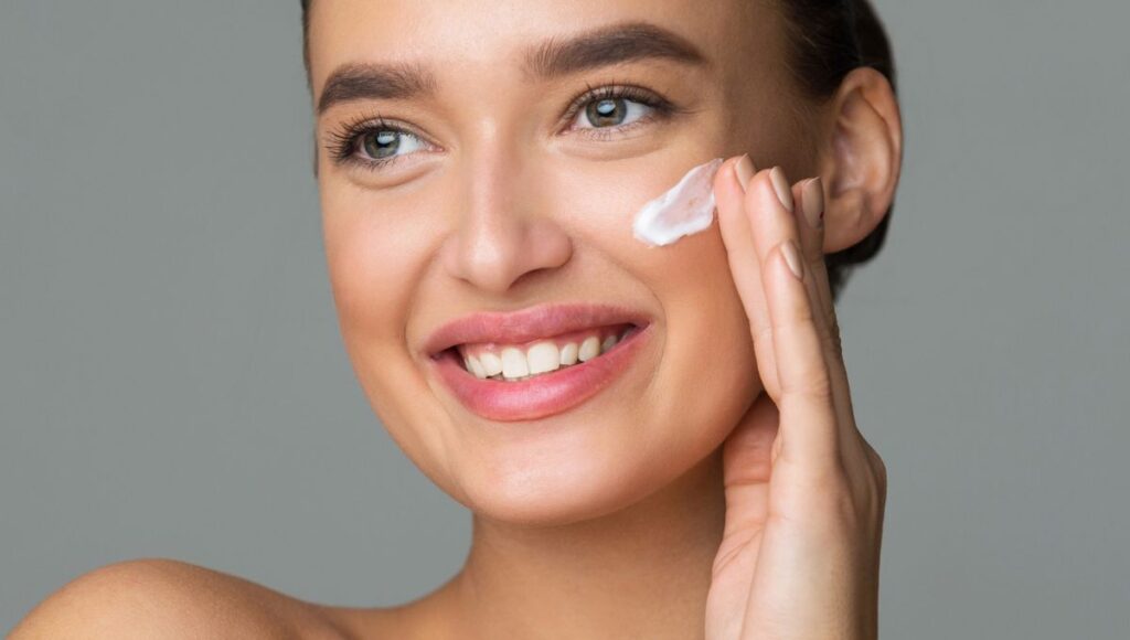 La crema para bebé que usa Ángela Aguilar para sus labios y ojos