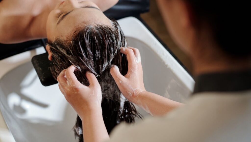Cómo se usa el agua de arroz en el cabello
