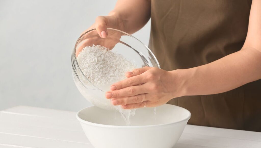 Como preparar agua de arroz para el cabello en casa