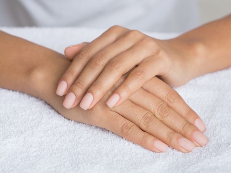 que color de uñas sirve para rejuvenecer las manos