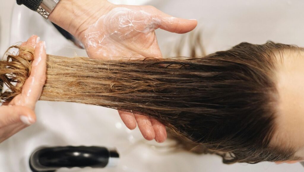 Cómo preparar un shampoo con colágeno para el cabello en casa