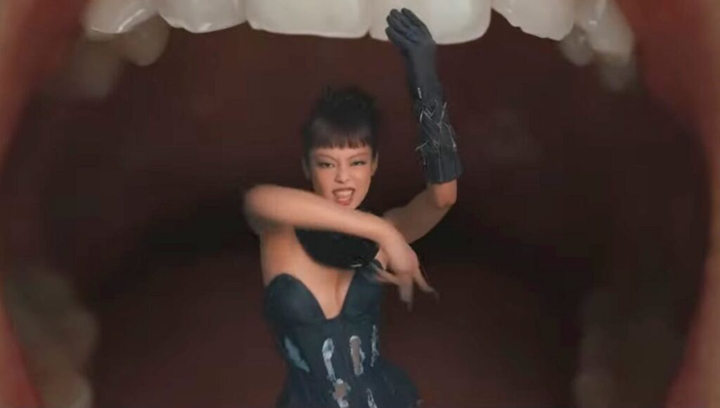 Así son las micro bangs que lleva Jennie de BLACKPINK en JUMP