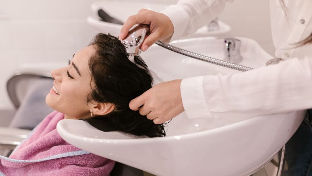 Por qué no debo lavar el cabello antes de teñirlo