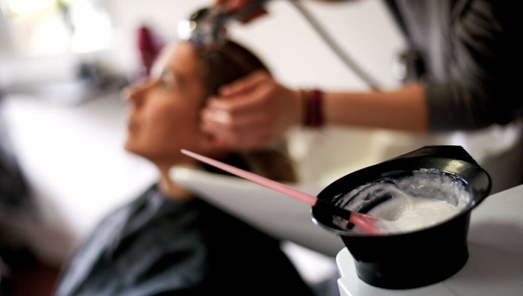 Esto pasa si lavas tu cabello antes de teñirlo