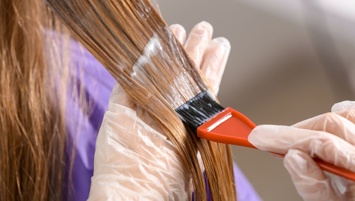 Esto pasa si lavas tu cabello antes de teñirlo