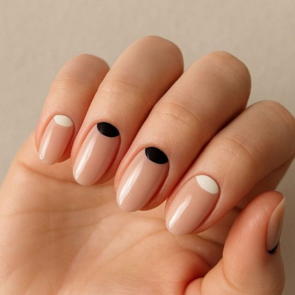 Qué son las uñas half moon, la tendencia de manicura