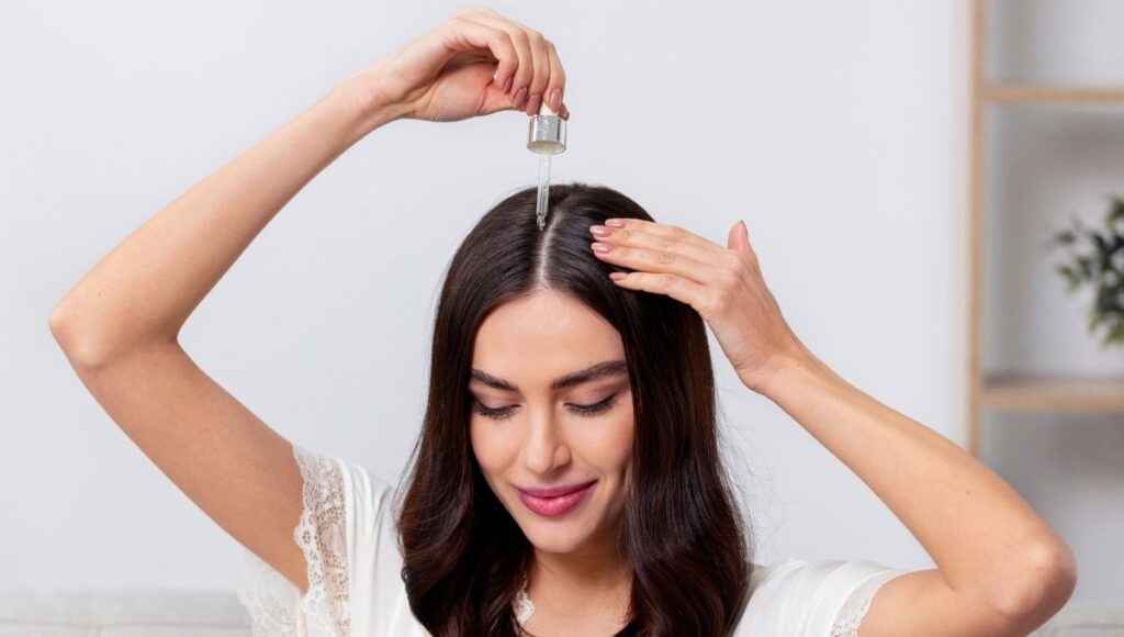 Cómo aplicar aceite para el crecimiento del cabello