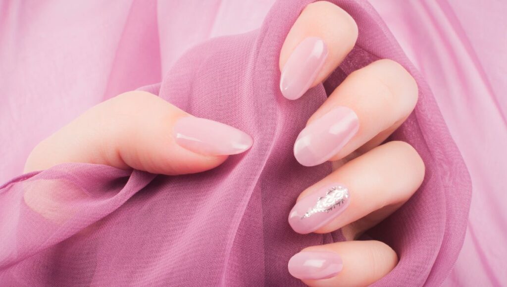 manicura con color de uñas rose water