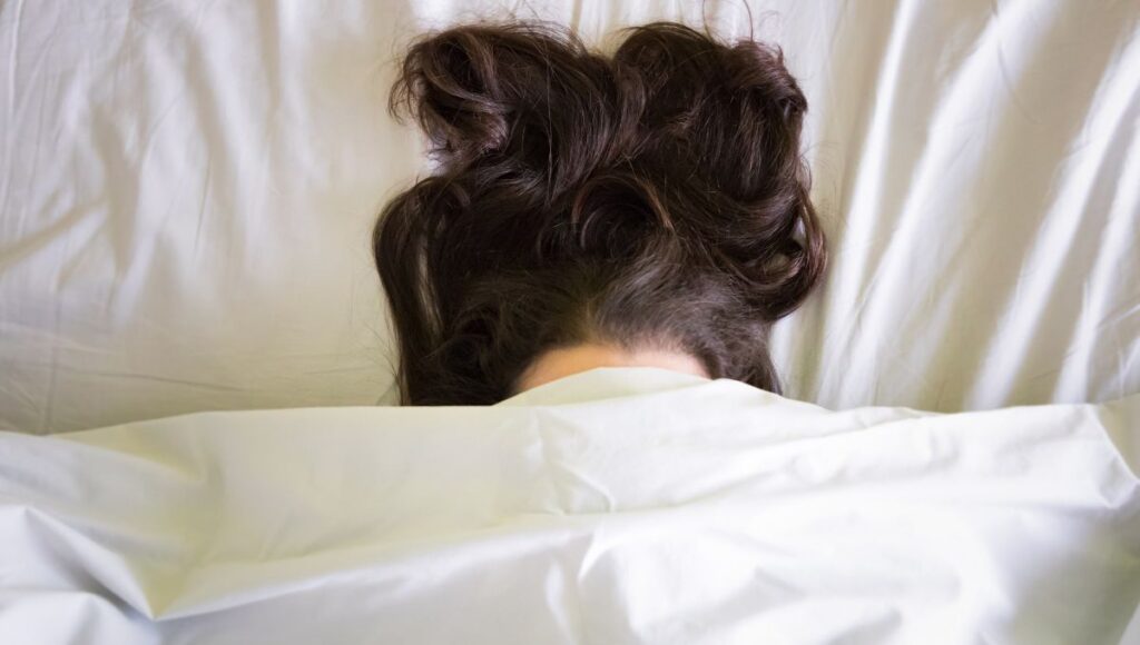 ¿Cómo cuidar el cabello al dormir?