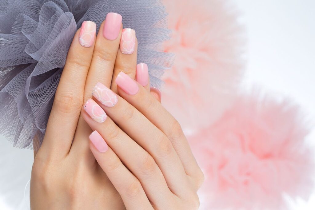 Los expertos en belleza y estilo te recomiendan 4 colores de uñas básicos para rejuvenecer tus manos y tu look.