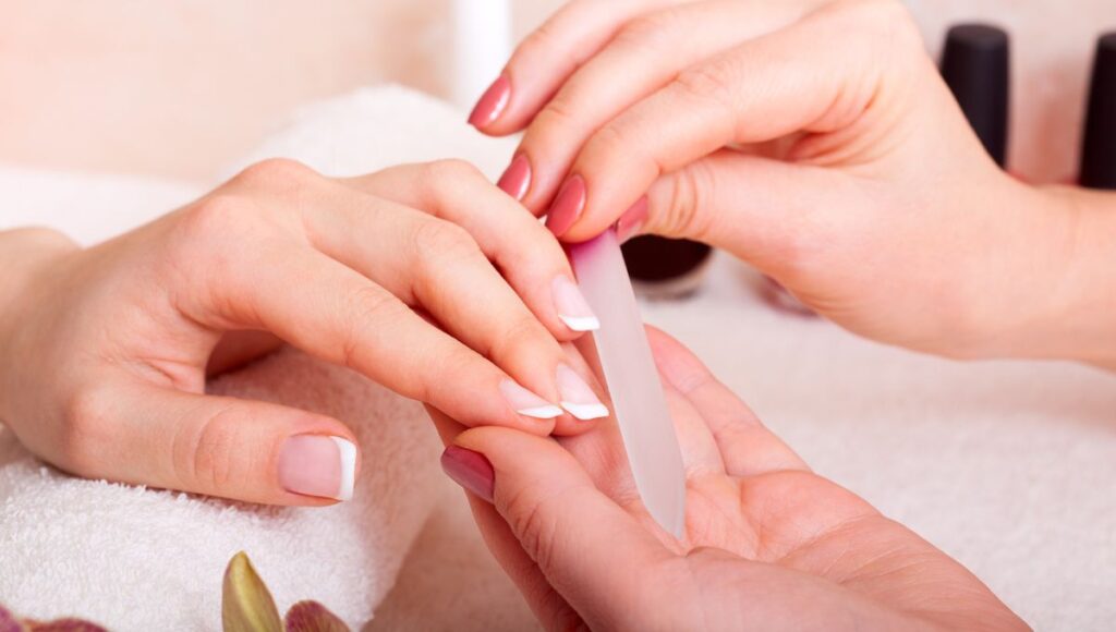 Guía de paso a paso para quitar el gel en casa sin dañar las uñas