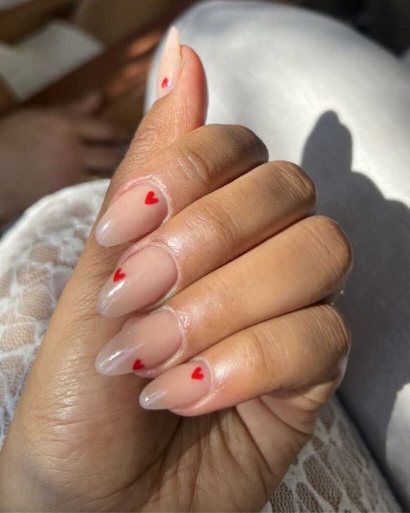 Diseños de uñas minimalistas nude románticos para el 14 de febrero 2026