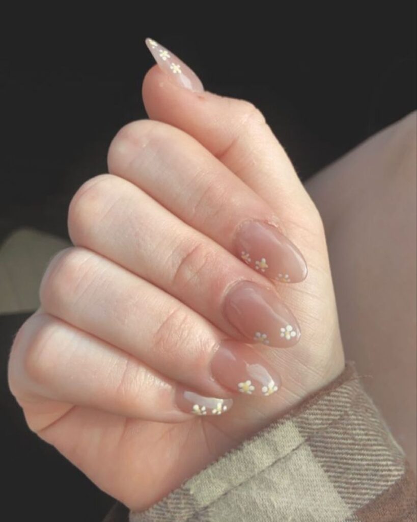 Diseños de uñas minimalistas nude románticos para el 14 de febrero 2026