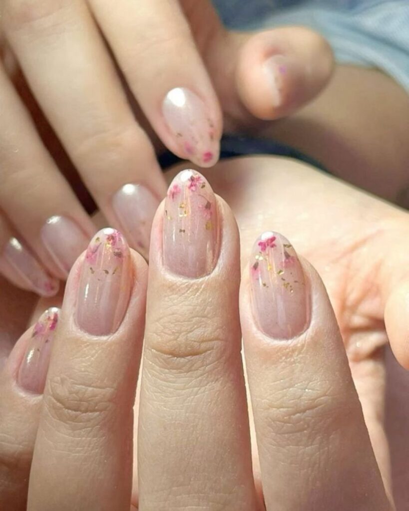 Diseños de uñas minimalistas nude románticos para el 14 de febrero 2026