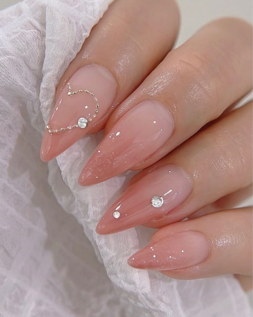 Diseños de uñas minimalistas nude románticos para el 14 de febrero 2026