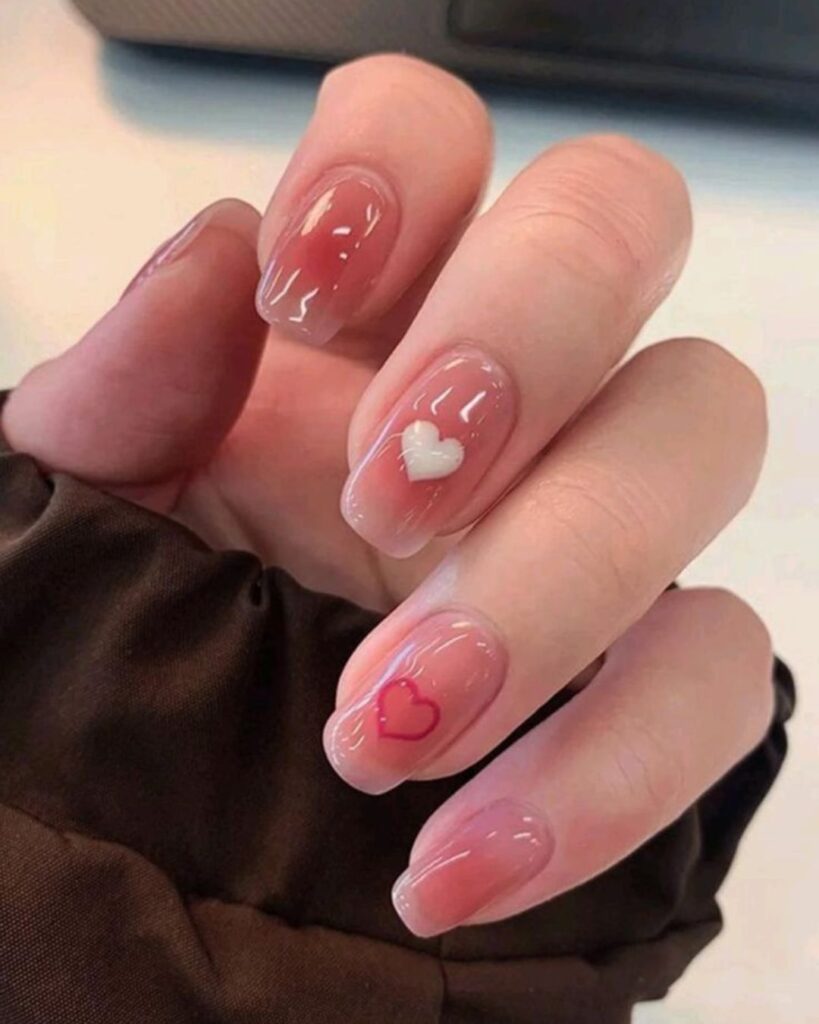 Diseños de uñas minimalistas nude románticos para el 14 de febrero 2026
