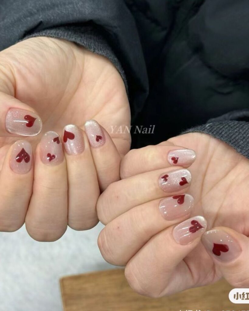 Diseños de uñas minimalistas nude románticos para el 14 de febrero 2026
