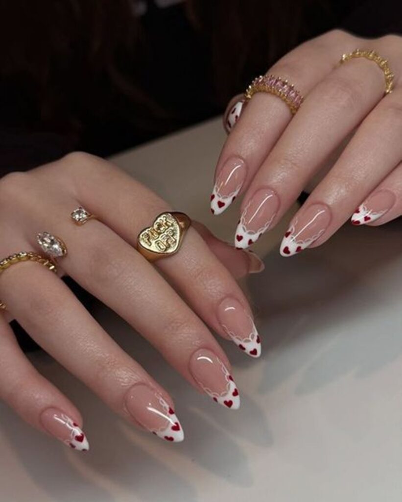 Ideas de uñas con corazones mini para 14 de febrero