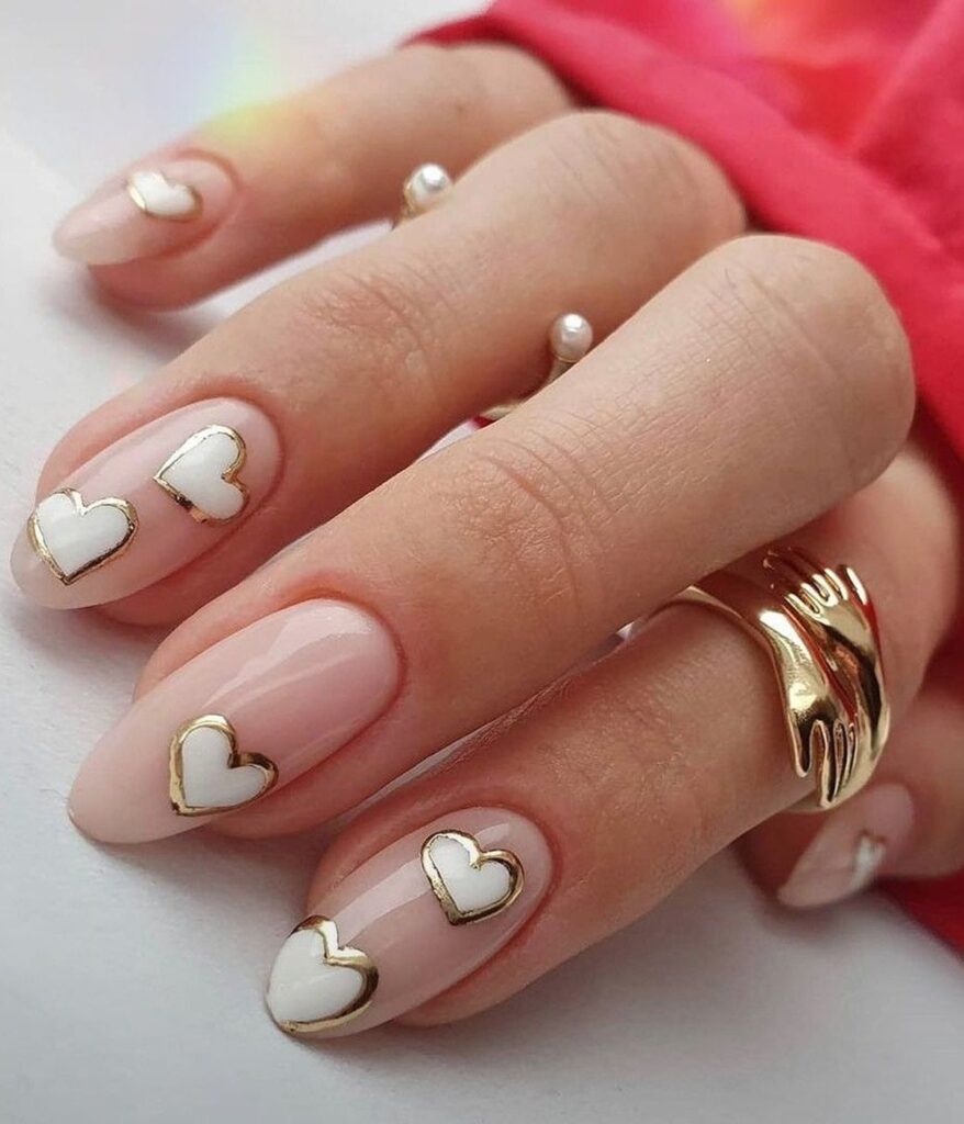 diseños de uñas con corazones mini para San Valentín 2026
