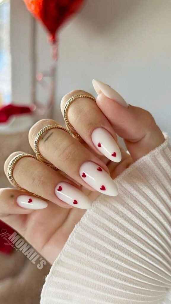 Ideas de uñas con corazones mini para San Valentín