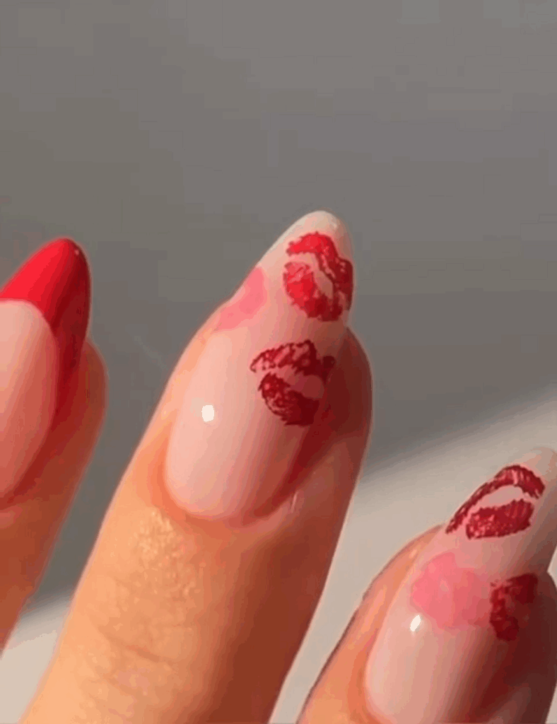 Diseños de uñas rojas elegantes para San Valentín besos