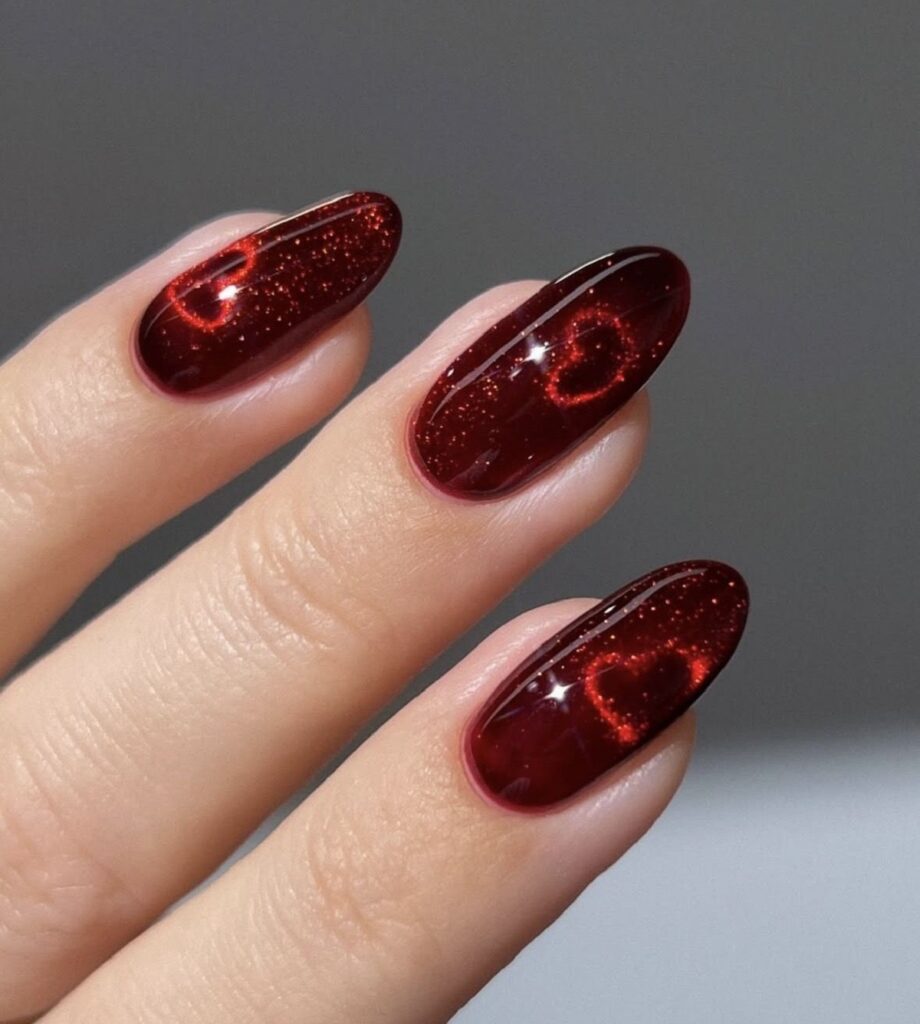 Diseños de uñas rojas elegantes y cortas para San Valentín corazón