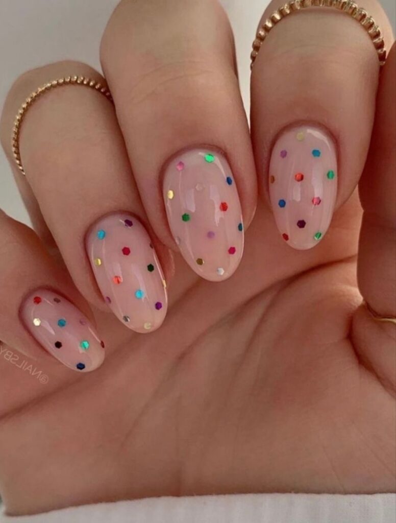 diseños minimalistas de uñas con puntitos