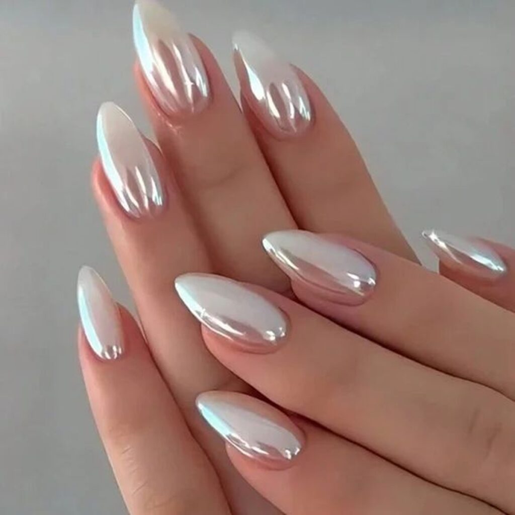 diseño de uñas almendra soft para manos pequeñas