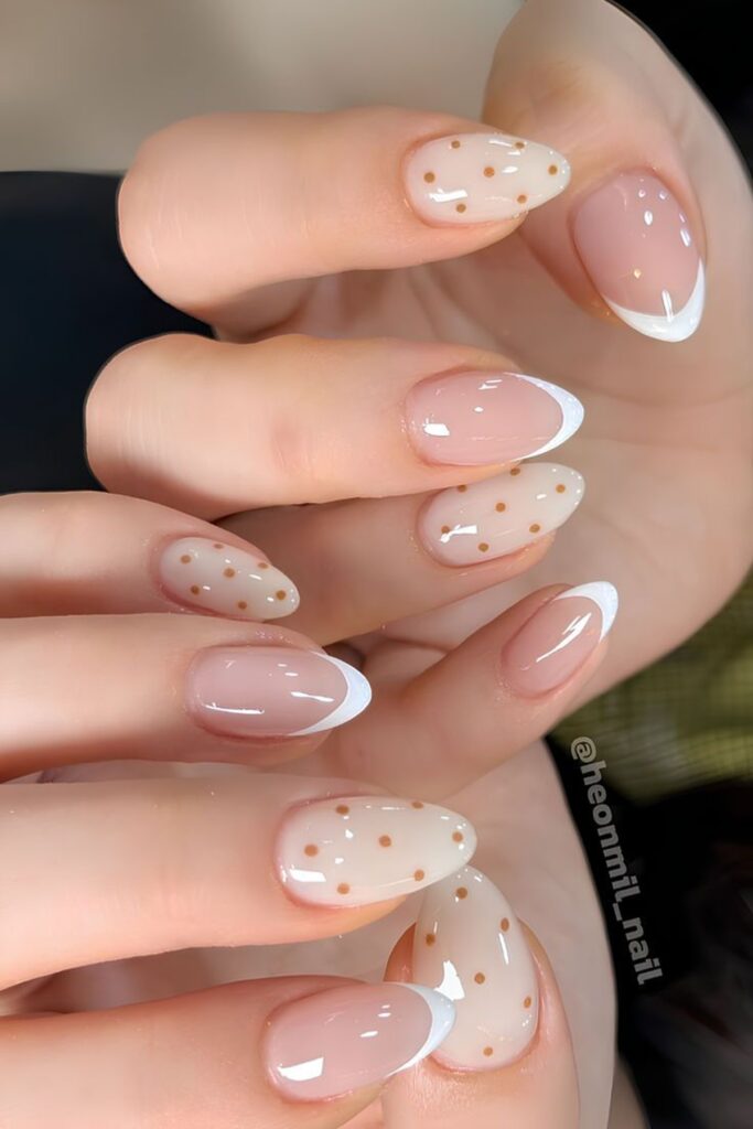 Ideas minimalistas de uñas con puntitos