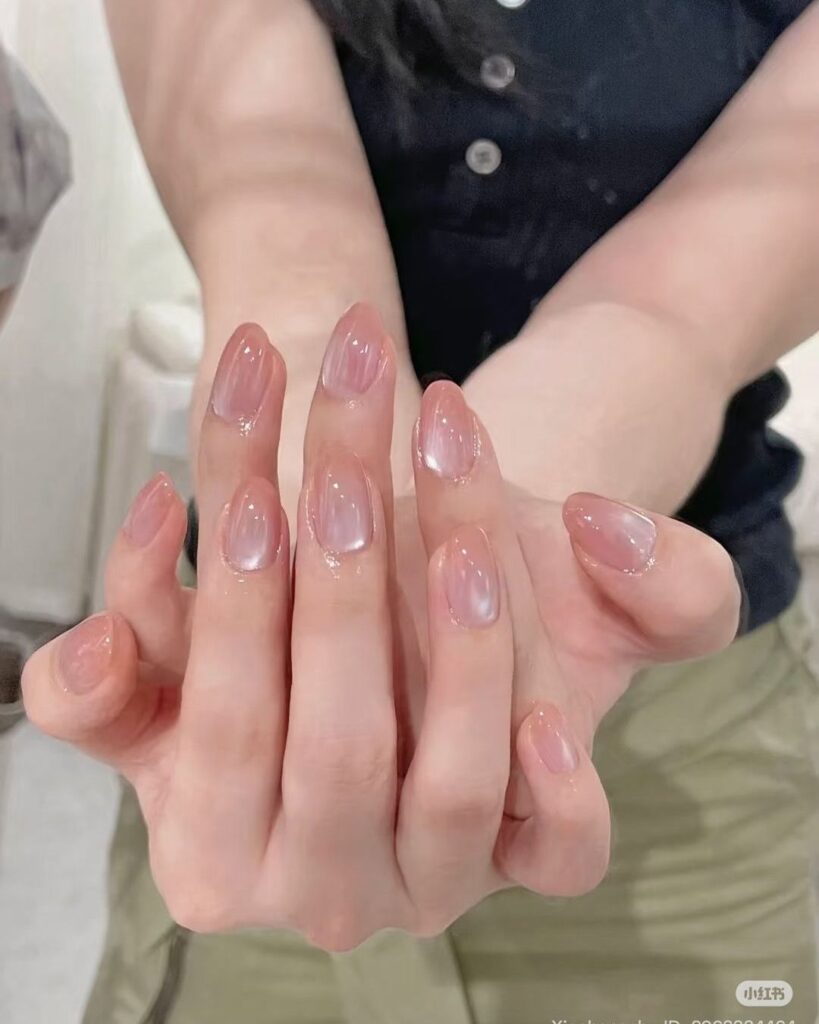 Diseño de uñas cortas elegantes y en tendencia para marzo 2026