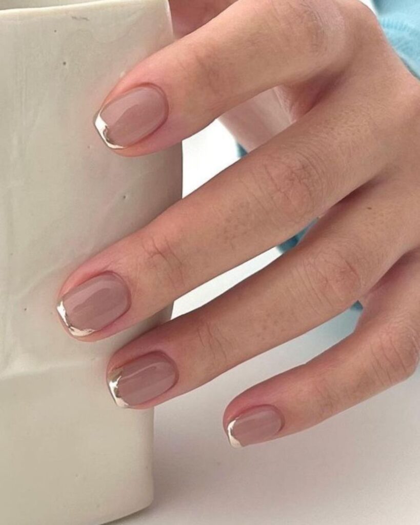Diseño de uñas cortas elegantes y en tendencia para marzo 2026