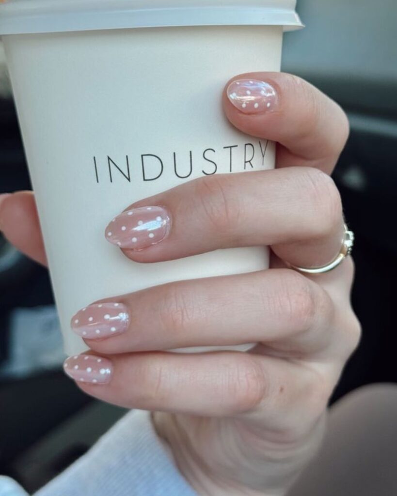Diseño de uñas cortas elegantes y en tendencia para marzo 2026