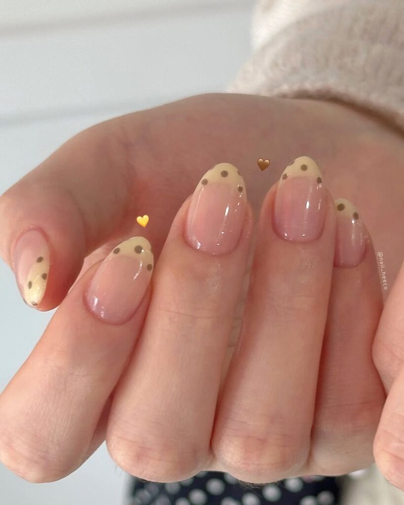Diseño de uñas cortas elegantes y en tendencia para marzo 2026
