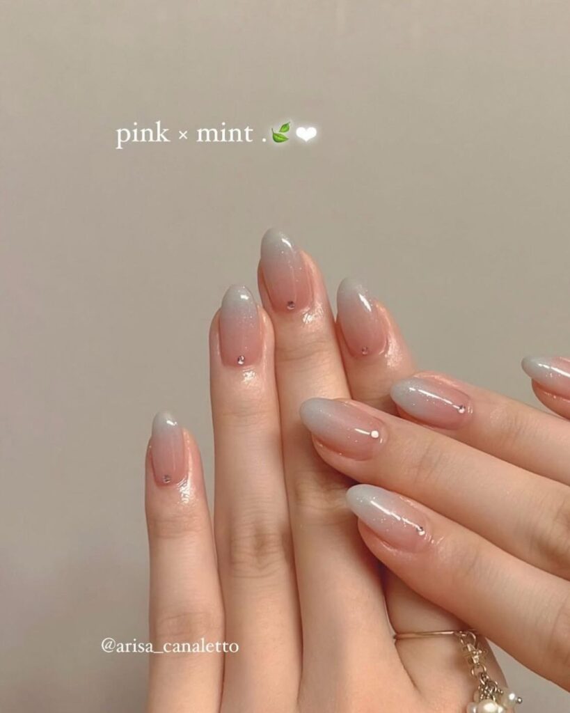 Diseño de uñas cortas elegantes y en tendencia para marzo 2026
