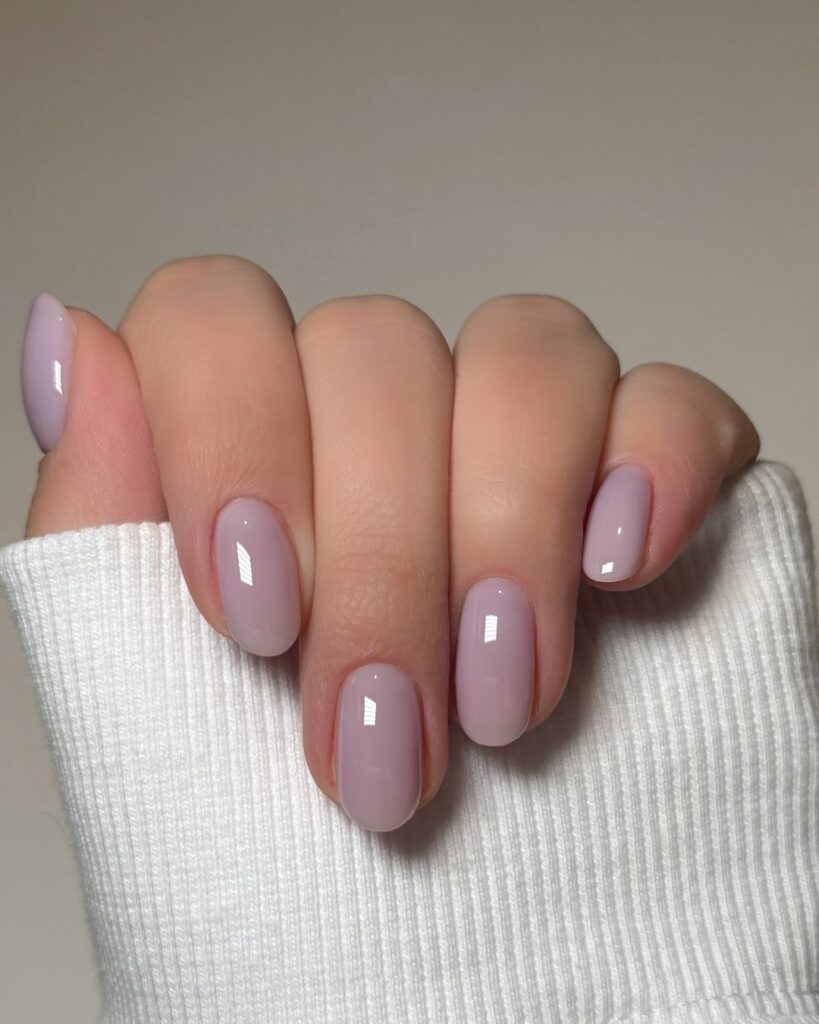 Diseño de uñas cortas elegantes y en tendencia para marzo 2026