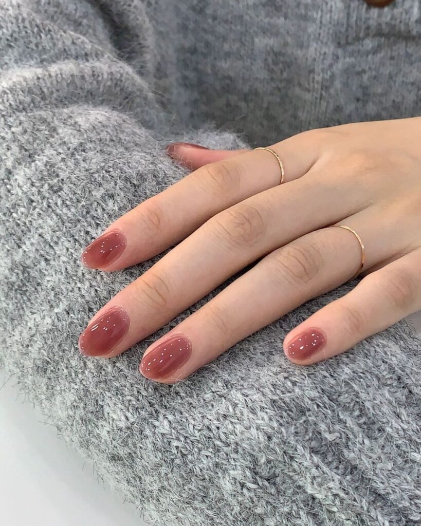 Diseño de uñas cortas elegantes y en tendencia para marzo 2026