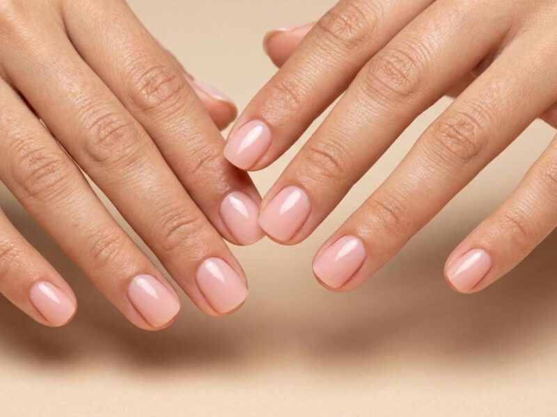 4 Colores de Esmalte que Estilizan tus Uñas Cortas