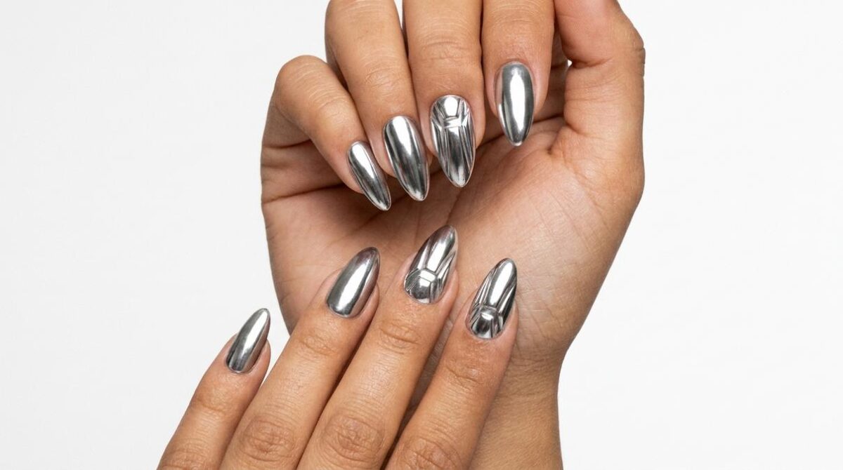 Uñas Plateadas con Relieve: 4 Diseños Cromados Elegantes